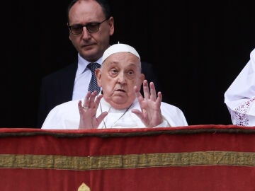 El Papa Francisco pronuncia su bendición Urbi Et Orbi desde el balcón con vista a la Plaza de San Pedro el 20 de abril de 2025 en la Ciudad del Vaticano, Vaticano.