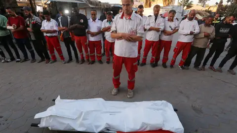 El ejército israelí expulsa al oficial al mando de la unidad que mató a 15 sanitarios palestinos en Rafá. El ejército israelí expulsa al oficial al mando de la unidad que mató a 15 sanitarios palestinos en Rafá.