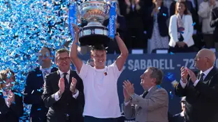 Holger Rune levanta el trofeo del Conde de Godó tras ganar a Alcaraz en la final Holger Rune levanta el trofeo del Conde de Godó tras ganar a Alcaraz en la final