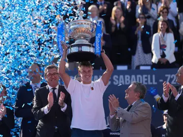 Holger Rune levanta el trofeo del Conde de Godó tras ganar a Alcaraz en la final Holger Rune levanta el trofeo del Conde de Godó tras ganar a Alcaraz en la final