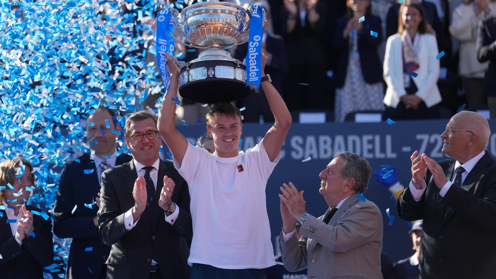 Holger Rune levanta el trofeo del Conde de Godó tras ganar a Alcaraz en la final Holger Rune levanta el trofeo del Conde de Godó tras ganar a Alcaraz en la final