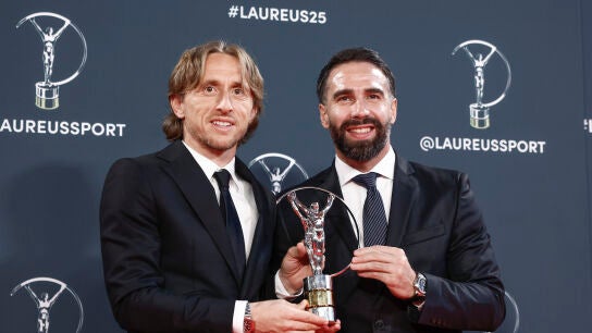 Modric y Carvajal recibiendo el premio al Real Madrid como Mejor Equipo de 2024 en los Laureus