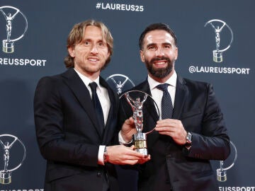 Modric y Carvajal recibiendo el premio al Real Madrid como Mejor Equipo de 2024 en los Laureus