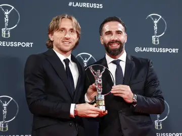 Modric y Carvajal recibiendo el premio al Real Madrid como Mejor Equipo de 2024 en los Laureus Modric y Carvajal recibiendo el premio al Real Madrid como Mejor Equipo de 2024 en los Laureus