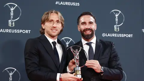 Modric y Carvajal recibiendo el premio al Real Madrid como Mejor Equipo de 2024 en los Laureus Modric y Carvajal recibiendo el premio al Real Madrid como Mejor Equipo de 2024 en los Laureus