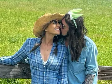 Elizabeth Hurley y Billy Ray Cyrus Elizabeth Hurley y Billy Ray Cyrus