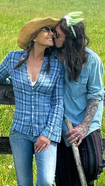 Elizabeth Hurley y Billy Ray Cyrus Elizabeth Hurley y Billy Ray Cyrus