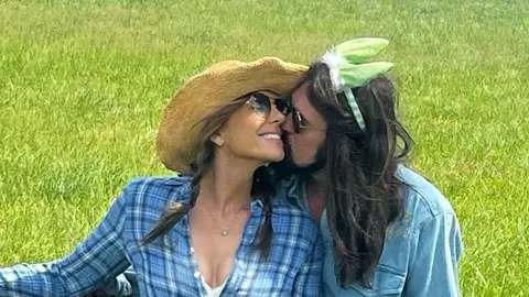 Elizabeth Hurley y Billy Ray Cyrus Elizabeth Hurley y Billy Ray Cyrus