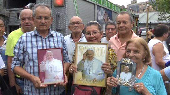 Argentinos con la imagen del papa Francisco