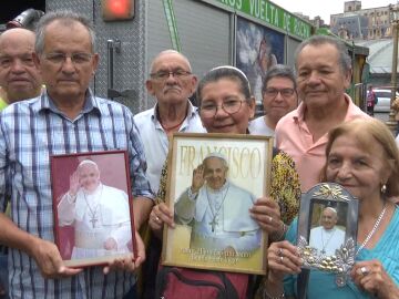 Argentinos con la imagen del papa Francisco