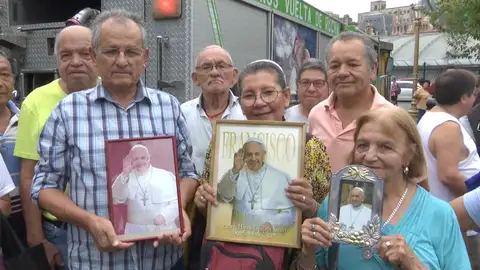 Argentinos con la imagen del papa Francisco Argentinos con la imagen del papa Francisco