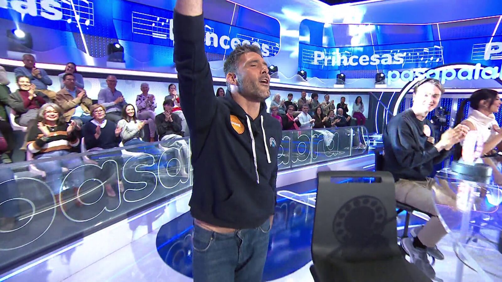 “Canta muy bien”: Jaime Nava, entregado en La Pista con ‘Princesas’