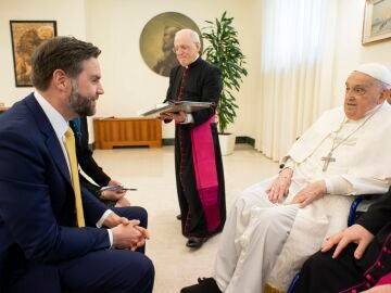 Imagen del reciente encuentro entre el vicepresidente de EE.UU., JD Vance, y el Papa Francisco