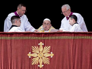 El Papa saluda desde el balcón de la Basílica de San Pedro