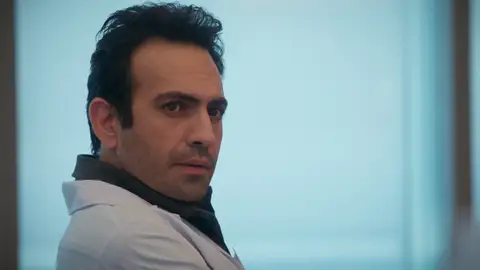 Timur y Evren compiten por ser el nuevo jefe médico tras la salida de Süreyya Timur y Evren compiten por ser el nuevo jefe médico tras la salida de Süreyya