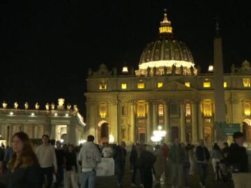 Muere el papa Francisco, vídeo de las reacciones desde la Plaza de San Pedro en el Vaticano