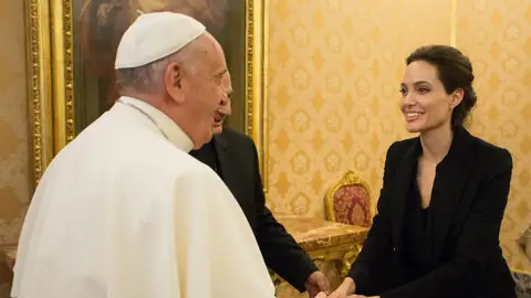 El papa Francisco y Angelina Jolie El papa Francisco y Angelina Jolie