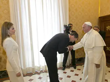 La Reina Letizia frente al papa Francisco La Reina Letizia frente al papa Francisco