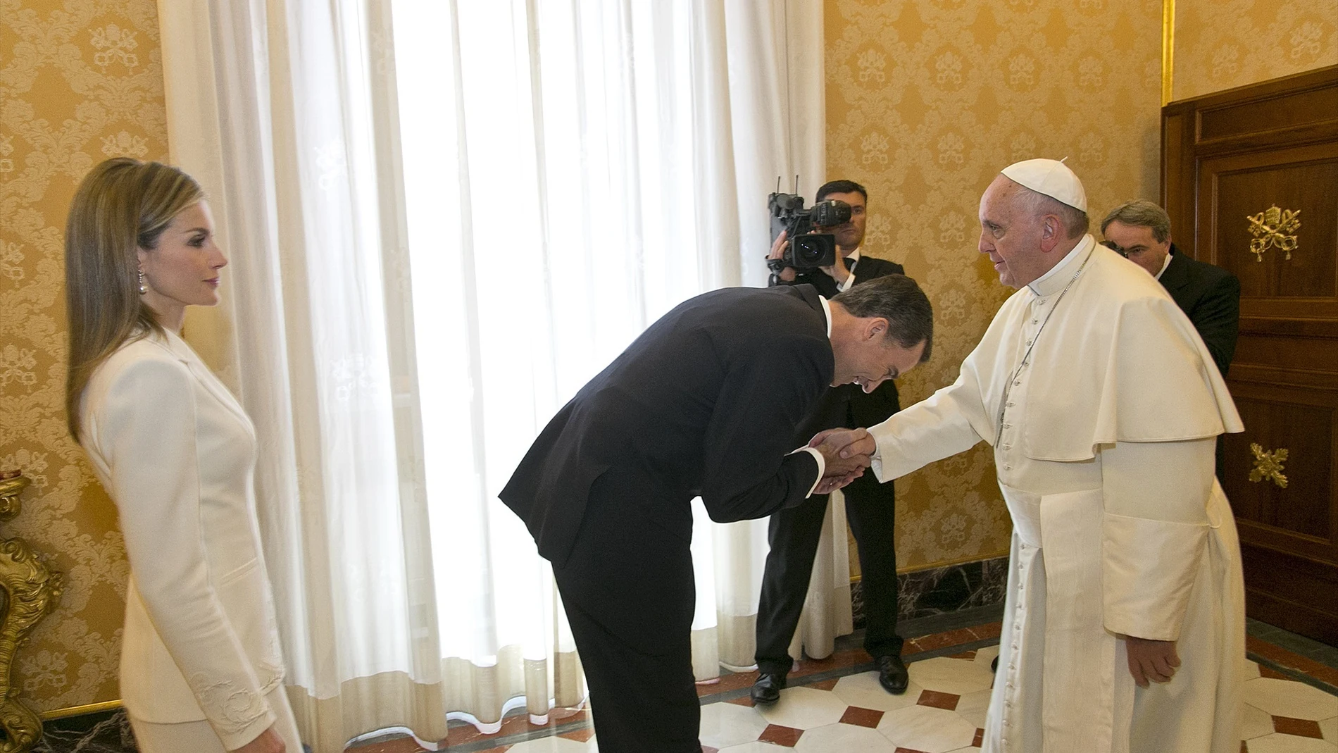 La Reina Letizia frente al papa Francisco La Reina Letizia frente al papa Francisco