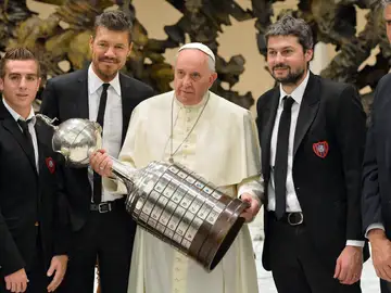 El papa Francisco con el trofeo de la Copa Libertadores, rodeado de miembros del equipo San Lorenzo, en 2014 El papa Francisco con el trofeo de la Copa Libertadores, rodeado de miembros del equipo San Lorenzo, en 2014
