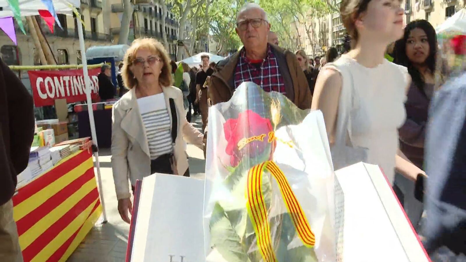 El amor por la lectura protagoniza un multitudinario Sant Jordi en Barcelona: el día más emotivo para escritores y lectores