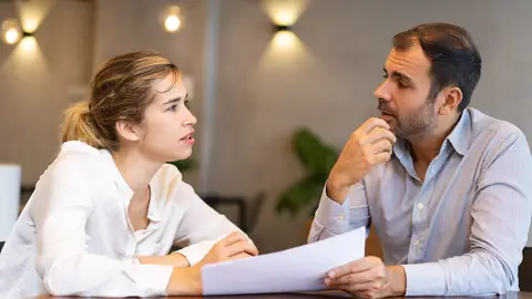 Una pareja leyendo un documento Una pareja leyendo un documento