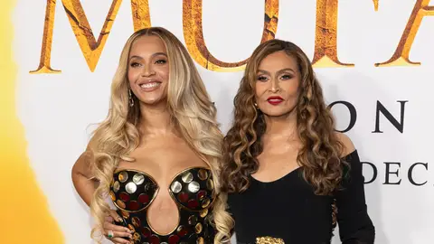 Beyoncé y su madre, Tina Knowles Beyoncé y su madre, Tina Knowles