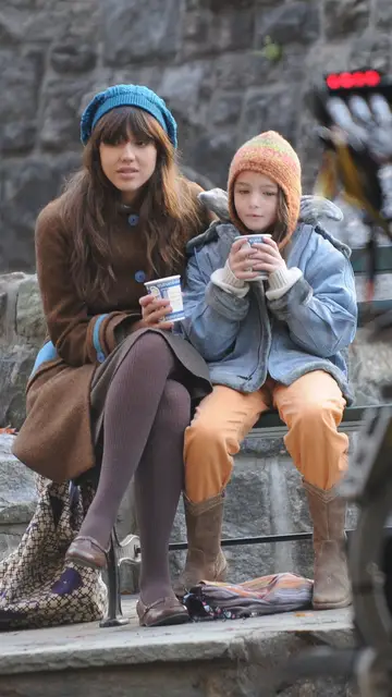 Sophie Nyweide y Jessica Alba en el set de Una señal invisible Sophie Nyweide y Jessica Alba en el set de Una señal invisible