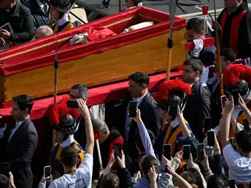 Los fieles se despiden del Papa Francisco Los fieles se despiden del Papa Francisco