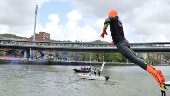 El nadador de aguas abiertas Alberto Lorente se lanza a la r&iacute;a de Bilbao para iniciar el reto solidario 'Abracemos el Mar'