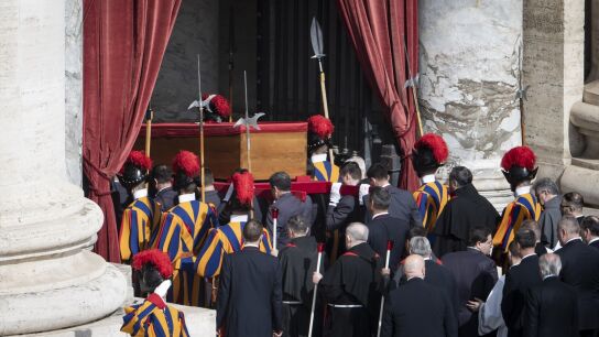 El f&eacute;retro del papa entrando en la capilla ardiente