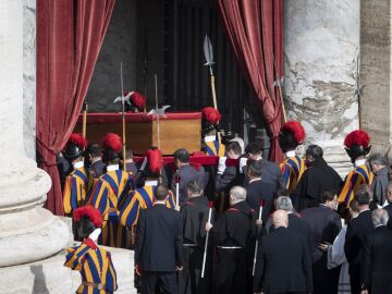 El féretro del papa entrando en la capilla ardiente