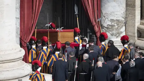 El féretro del papa entrando en la capilla ardiente El féretro del papa entrando en la capilla ardiente