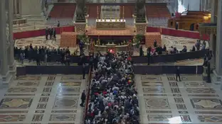 Largas colas de fieles para visitar la capilla ardiente de Francisco que estará abierta hasta el viernes Largas colas de fieles para visitar la capilla ardiente de Francisco que estará abierta hasta el viernes