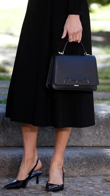 El bolso y los zapatos de la reina Letizia El bolso y los zapatos de la reina Letizia