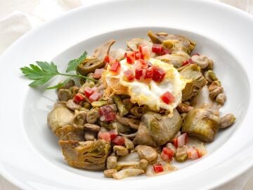 Receta rica en vitaminas y &aacute;cido f&oacute;lico: menestra de habitas con huevo frito, de Karlos Argui&ntilde;ano