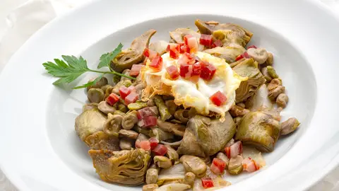 Receta rica en vitaminas y ácido fólico: menestra de habitas con huevo frito, de Karlos Arguiñano Receta rica en vitaminas y ácido fólico: menestra de habitas con huevo frito, de Karlos Arguiñano