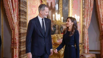 Los reyes Felipe y Letizia a su llegada al Palacio Real