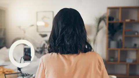 Influencer grabando un vídeo Influencer grabando un vídeo