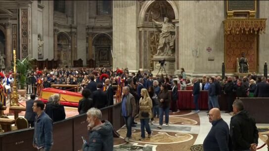 As&iacute; ha sido el primer d&iacute;a de despedidas al papa Francisco en la capilla ardiente de San Pedro