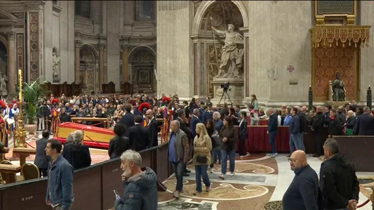 Así ha sido el primer día de despedidas al papa Francisco en la capilla ardiente de San Pedro Así ha sido el primer día de despedidas al papa Francisco en la capilla ardiente de San Pedro