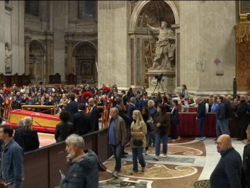 Así ha sido el primer día de despedidas al papa Francisco en la capilla ardiente de San Pedro
