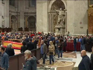 Así ha sido el primer día de despedidas al papa Francisco en la capilla ardiente de San Pedro Así ha sido el primer día de despedidas al papa Francisco en la capilla ardiente de San Pedro