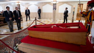  Miles de fieles despiden al papa Francisco en la basílica de San Pedro