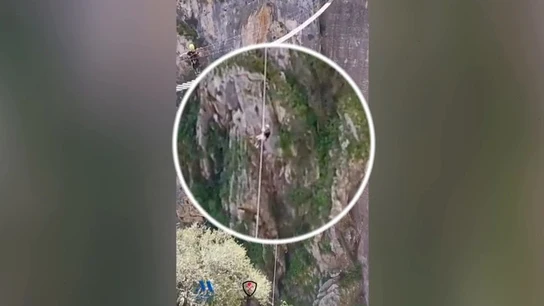 Imagen de la tirolina donde rescataron a un hombre Imagen de la tirolina donde rescataron a un hombre