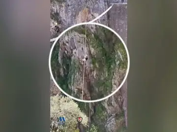 Imagen de la tirolina donde rescataron a un hombre Imagen de la tirolina donde rescataron a un hombre
