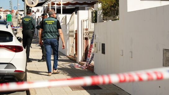 Efectivos de la Guardia Civil entrando en la vivienda donde resid&iacute;a la v&iacute;ctima.