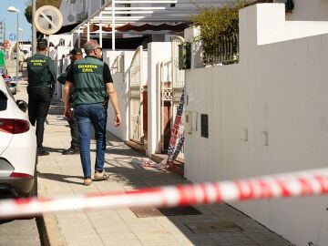 Efectivos de la Guardia Civil entrando en la vivienda donde residía la víctima.