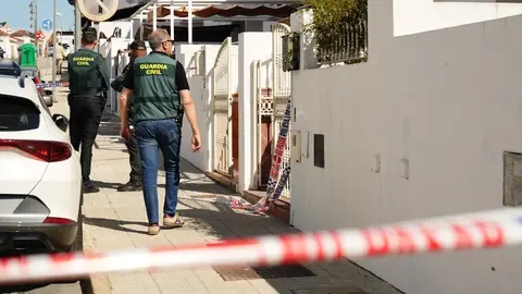 Efectivos de la Guardia Civil entrando en la vivienda donde residía la víctima. Efectivos de la Guardia Civil entrando en la vivienda donde residía la víctima.