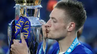 Jamie Vardy besa la Premier League conquistada en 2016 Jamie Vardy besa la Premier League conquistada en 2016